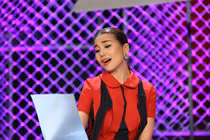 Biểu cảm “khó đỡ” của siêu mẫu Thanh Hằng trên ghế nóng