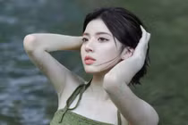 Mỹ nhân 18 tuổi “đốt mắt” với bộ ảnh tắm suối gợi cảm