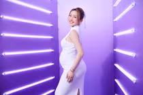 Vợ Chi Bảo mang thai vẫn đi giày cao gót sang chảnh