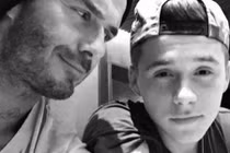Cậu cả Brooklyn Beckham bảnh bao bất ngờ đến mừng sinh nhật bố