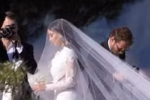 Hé lộ bức hình cưới đầu tiên của Kim Kardashian và Kanye