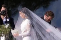 Hé lộ bức hình cưới đầu tiên của Kim Kardashian và Kanye