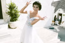 Diễn viên Kim Tuyến hóa cô dâu xinh đẹp ở trời Tây