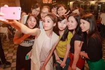 Hoa hậu Kỳ Duyên nhí nhảnh trong buổi họp fan