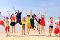 Đoan Trang - Hà Lê quậy tưng cùng học trò trên bãi biển