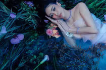 Hà Kiều Anh nửa kín nửa hở khoe body vạn người mê