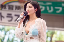 Sao nữ Kpop mặc áo xuyên thấu biểu diễn, khoe vòng một gợi cảm