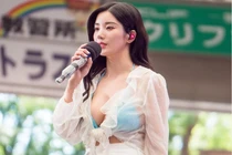 Sao nữ Kpop mặc áo xuyên thấu biểu diễn, khoe vòng một gợi cảm