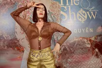 Lệ Quyên diện áo “mặc như không” đi diễn