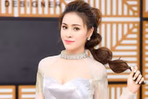 Đâu cần hở hang, kín đáo thế này Thư Dung đã đẹp hút mắt