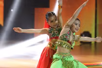 Thí sinh Bước nhảy hoàn vũ nhí hóa “Cô dâu 8 tuổi“