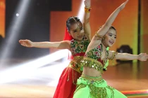 Thí sinh Bước nhảy hoàn vũ nhí hóa “Cô dâu 8 tuổi“