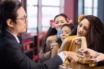 Đâu chỉ tiêu đề, MV “Như lời đồn” gây tranh cãi vì điều này 