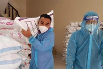Xúc động hình ảnh MC Quyền Linh hỗ trợ bà con giữa dịch COVID-19
