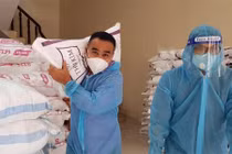 Xúc động hình ảnh MC Quyền Linh hỗ trợ bà con giữa dịch COVID-19