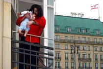 10 khách sạn chứa bí mật động trời của sao Hollywood