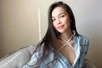 Hiền Thục khoe ngực táo bạo, bất chấp bị chê “lép kẹp”