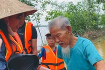 Thủy Tiên “xử đẹp” một người phụ nữ ăn chặn tiền từ thiện của dân vùng lũ