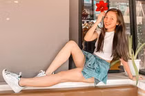 Ca sĩ Hiền Thục vòng 1 lép kẹp vẫn gợi cảm đốt mắt