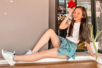 Ca sĩ Hiền Thục vòng 1 lép kẹp vẫn gợi cảm đốt mắt