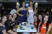 Lan Khuê đọ sắc cùng người đẹp Miss World trên bàn tiệc