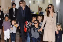 Angelina Jolie - Brad Pitt nhận thêm con nuôi ở Campuchia