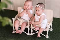 Lịm tim loạt ảnh cặp song sinh nhà Hồ Ngọc Hà dự tiệc 