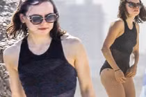 Sao "Star Wars 7" Daisy Ridley khoe dáng nuột trên bãi biển