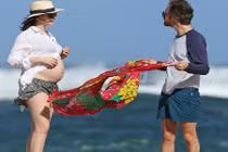 Anne Hathaway khoe bụng bầu trên biển