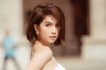 Đâu chỉ chăm mặc hở, Ngọc Trinh cũng chịu khó đăng đàn thách thức