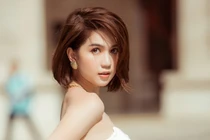 Đâu chỉ chăm mặc hở, Ngọc Trinh cũng chịu khó đăng đàn thách thức