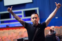 Tuấn Hưng bảnh bao chuẩn bị cho đêm diễn tại Đức