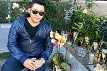 Quang Lê ngồi lên mộ cố nhạc sĩ gây bức xúc