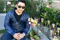 Quang Lê ngồi lên mộ cố nhạc sĩ gây bức xúc