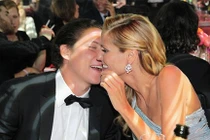 Heidi Klum quấn chặt phi công trẻ