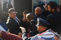 Brad Pitt bị đánh trên thảm đỏ ra mắt phim của Jolie