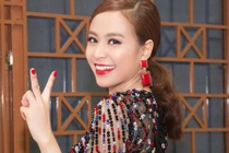 Hoàng Thùy Linh khoe chân dài, dáng nuột tại sự kiện