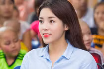 Hoa hậu Kỳ Duyên giản dị đón trung thu với bệnh nhi