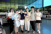 Vợ cũ cùng ba con trai gặp gia đình mới của Bằng Kiều