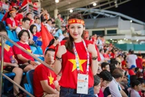 Tú Anh diện áo cờ đỏ sao vàng cổ vũ U23 VN