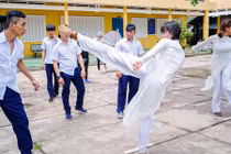 Ngọc Trinh diện áo dài đồng phục “đại náo” trường học