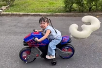 Con gái Cường Đô la tự lái “siêu xe”, phong thái chuẩn rich kid