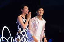 Thủy Tiên phấn khích vì “vượt mặt” Minh Hằng trên ghế nóng