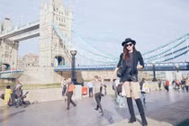 Á hậu Huyền My khoe chân dài miên man dạo chơi London