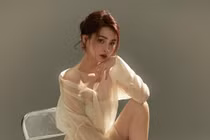 MC Mù Tạt khoe vẻ gợi cảm sau công khai bạn trai cầu thủ