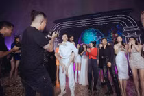 “Đè đầu cưỡi cổ” Khắc Tiệp, Ngọc Trinh vất vả che chắn váy ngắn