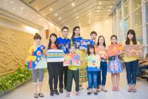 Hoa hậu Ngọc Hân thiết kế áo tặng trẻ em