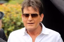 Charlie Sheen dự định viết hồi ký về những ngày nhiễm HIV