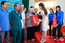 HH Kỳ Duyên giản dị đi làm từ thiện tại quê nhà