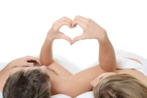 Chạm nhẹ 8 “điểm nóng” này chàng sẽ bùng nổ cảm xúc chăn gối